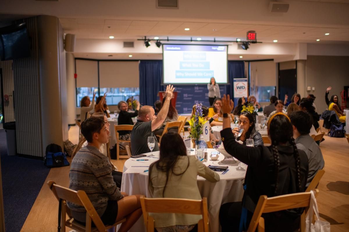 Students, professionals at dinner & workshop