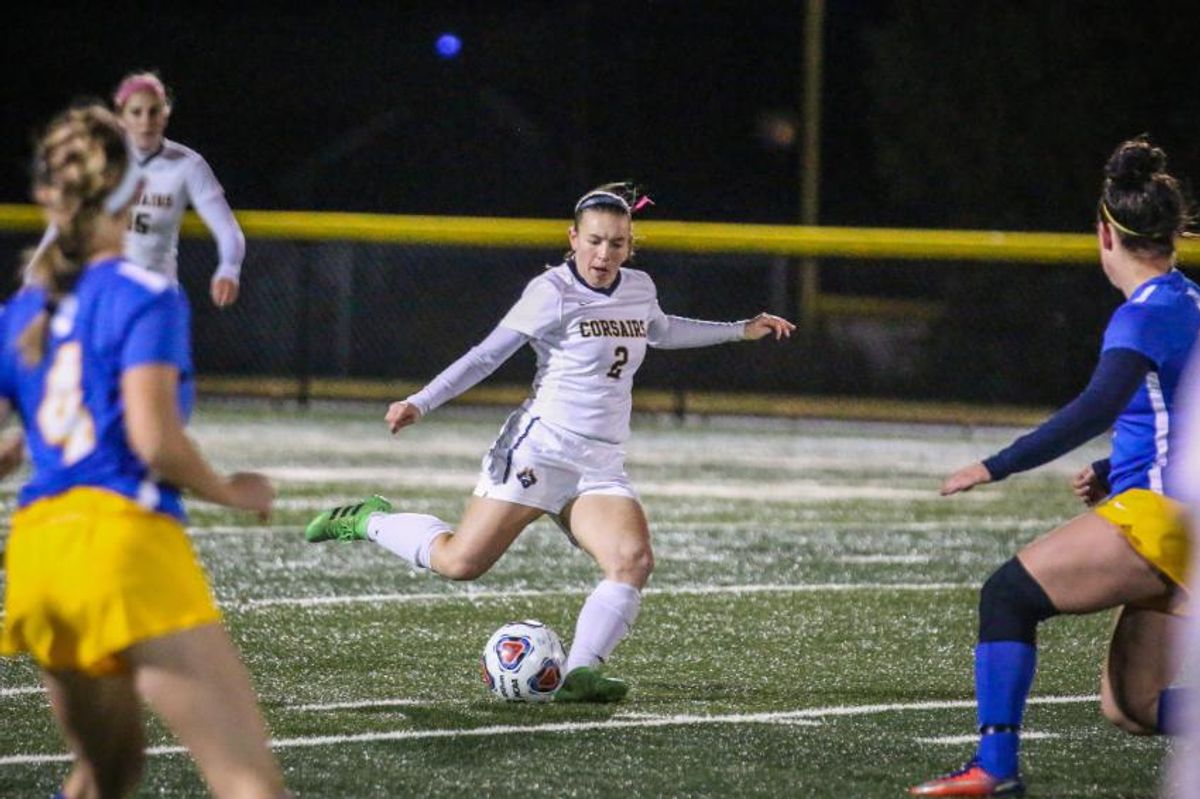 Kayla Loycano '19 kicking soccer ball