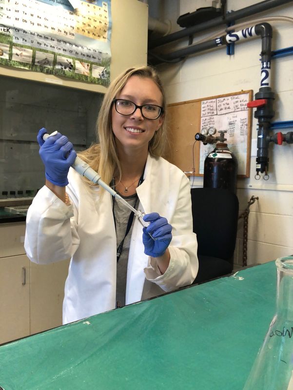 Alanna Mnich in lab