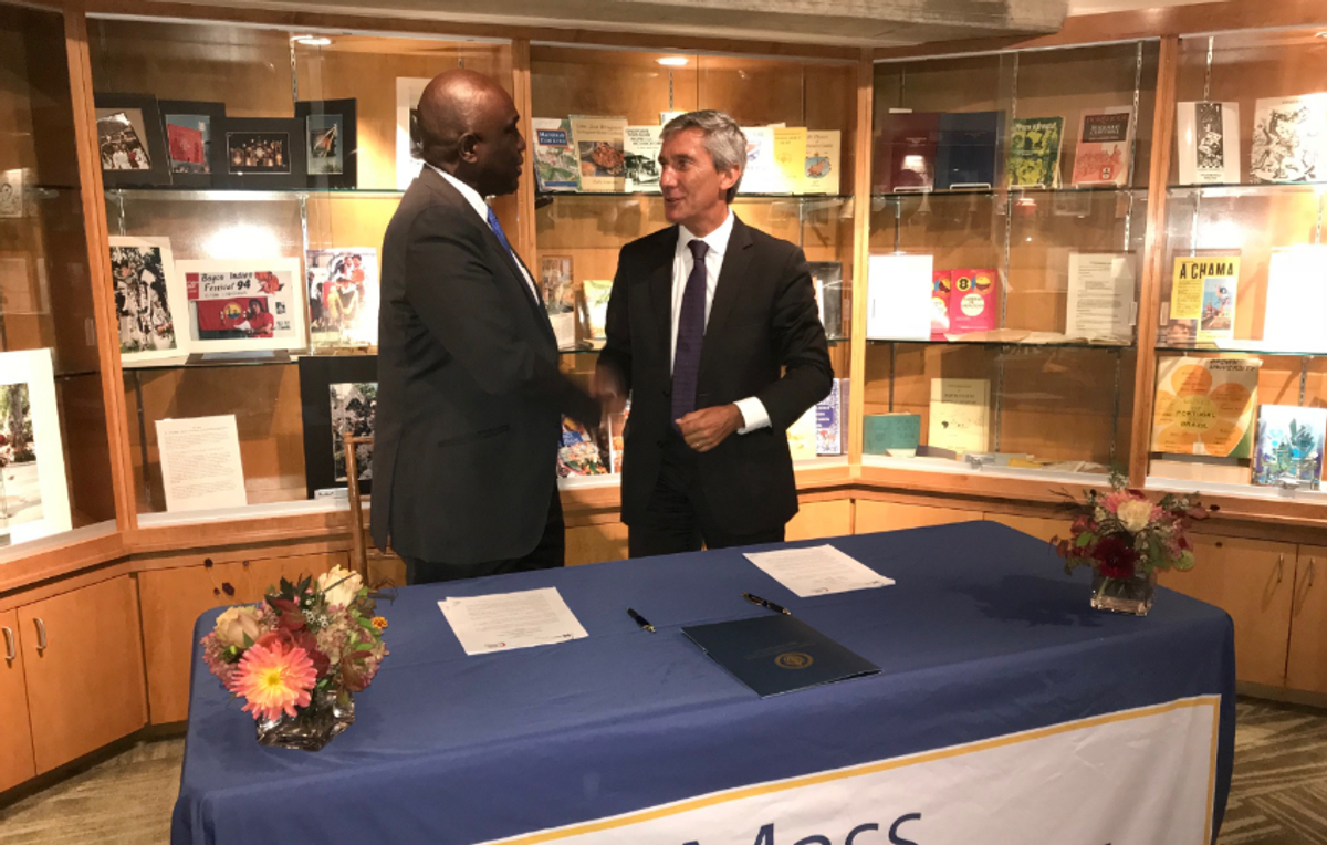 Chancellor and President of Camoes shaking hands