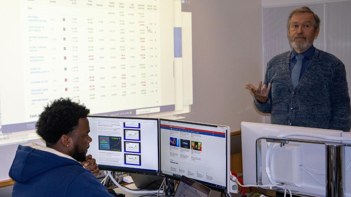 Professor Michael Anderson instructs FIN 301 in the Charlton Technology Center