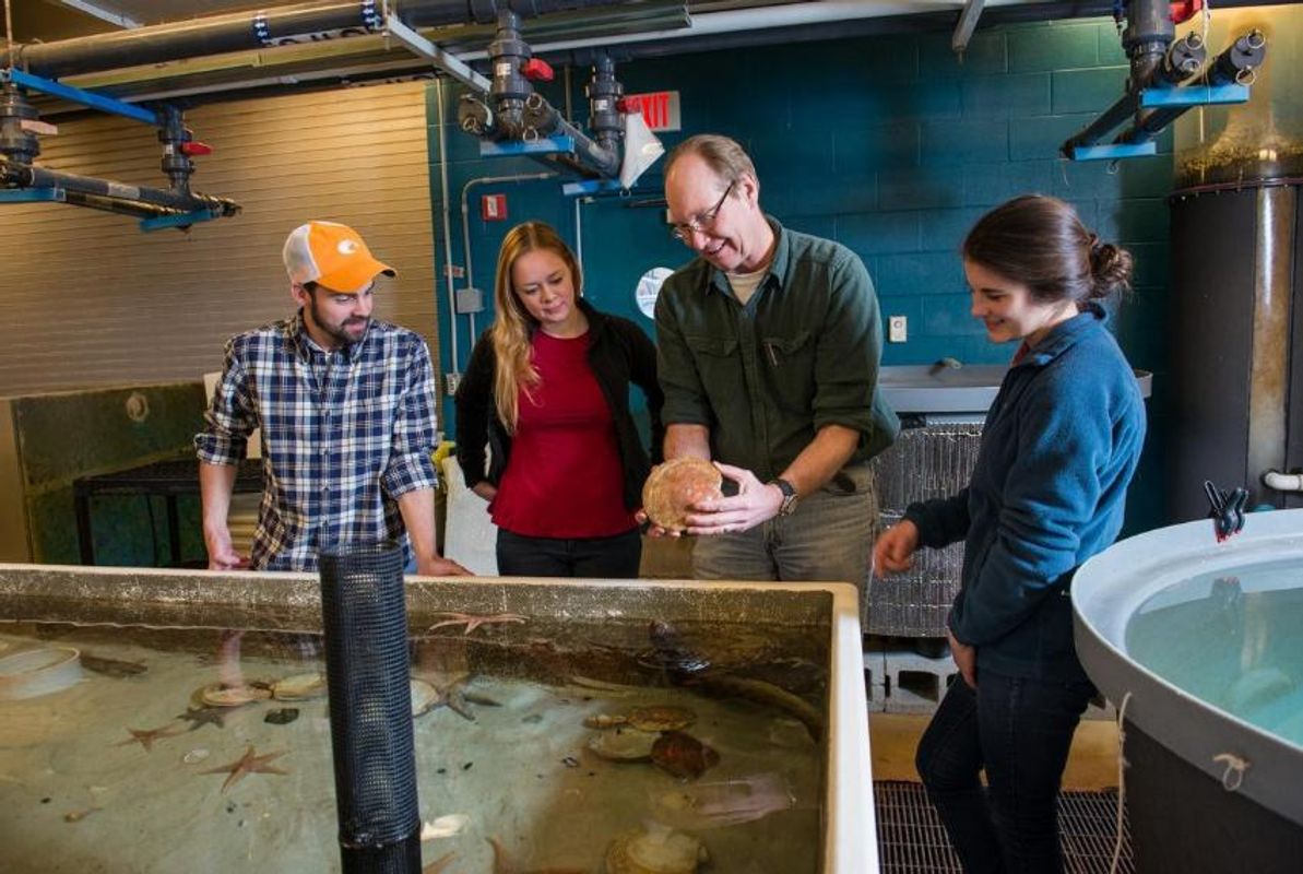 Professor Stokesbury showing students shellfish