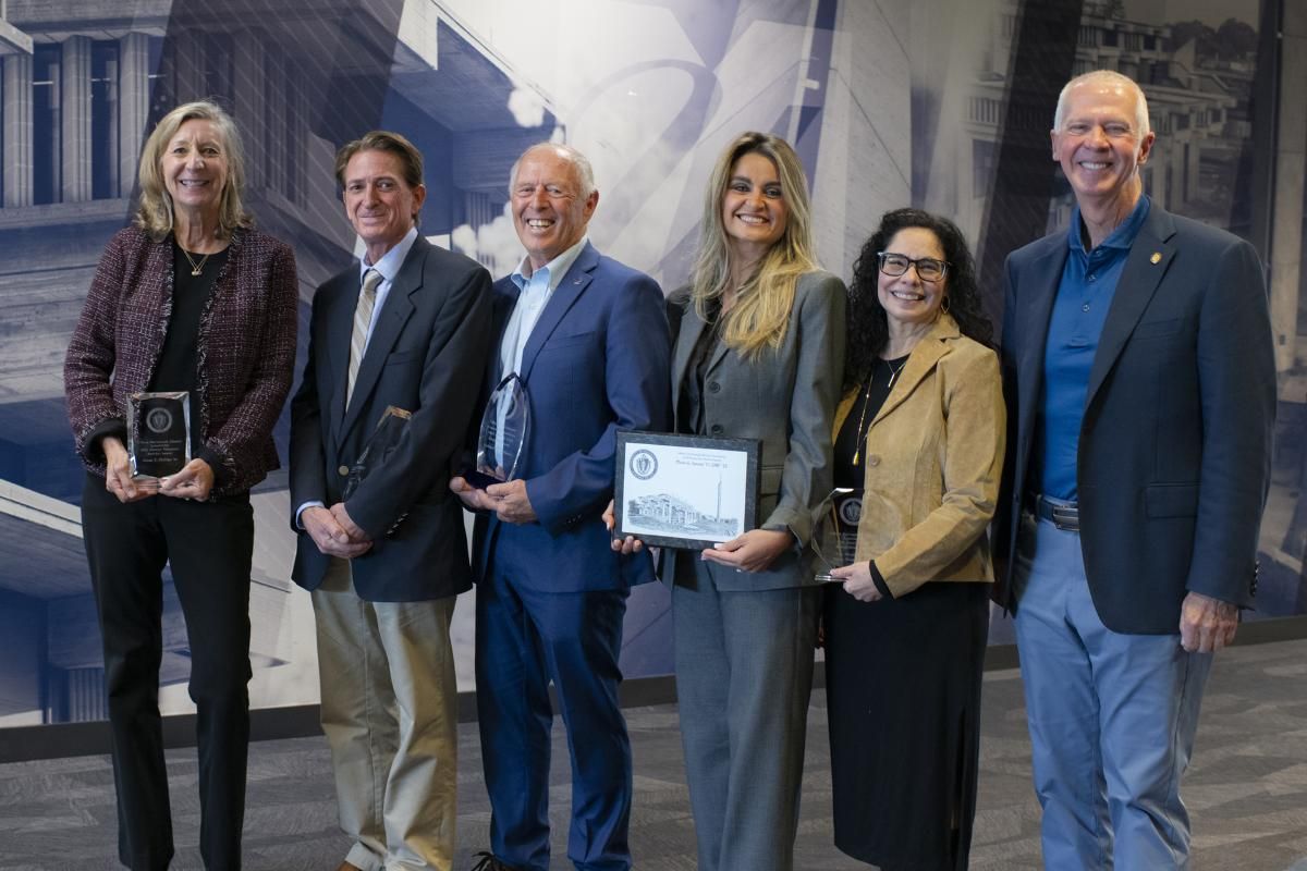 The 5 winners of the Alumni awards posing with Chancellor Fuller
