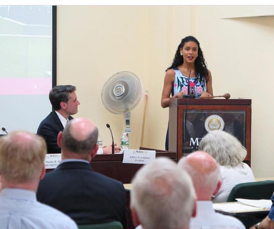 Shayla Mombeleur, JD '17 speaking at the MBA's House of Delegates meeting.