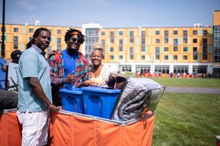 Student and family move in fall 2021