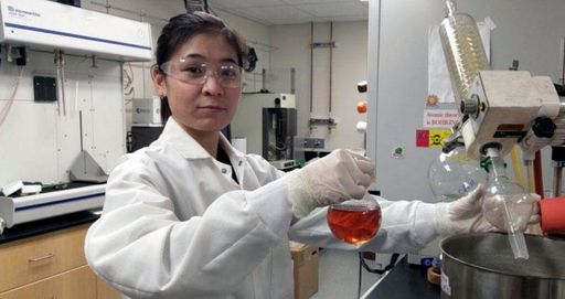 Chemistry/biochemistry major Duyen Pham '19 in the lab.