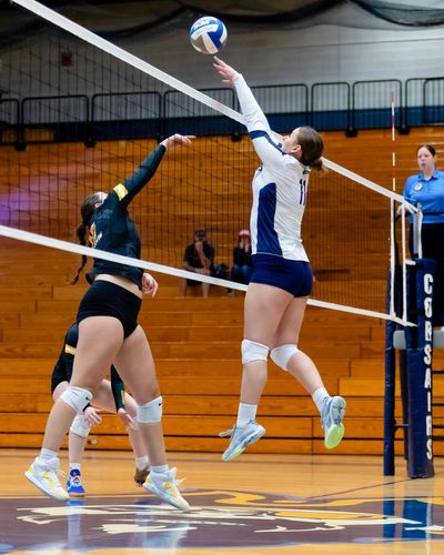 Kristjánsdóttir blocks a Wentworth spike.