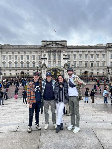 Devon Zapor '24 and friends pictured at Buckingham Palace in London, U.K.