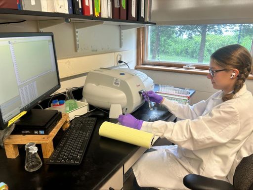 Mia Oliveira '26 working in the SMAST West laboratory